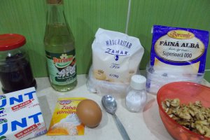 Desert fursecuri cu nuci si visine din dulceata