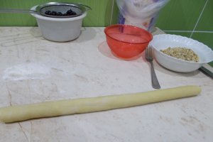 Desert fursecuri cu nuci si visine din dulceata
