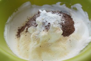 Desert prajitura cu foi caramel, cu blat de cacao si crema de lamaie