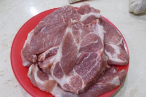 Ceafa de porc la gratar, cu cartofi pai si muraturi