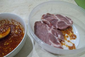 Ceafa de porc la gratar, cu cartofi pai si muraturi