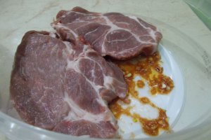Ceafa de porc la gratar, cu cartofi pai si muraturi
