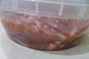 Ceafa de porc la gratar, cu cartofi pai si muraturi