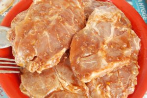 Ceafa de porc la gratar, cu cartofi pai si muraturi