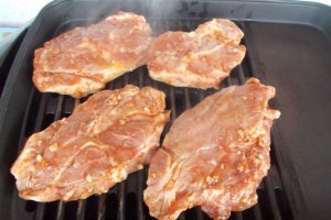 Ceafa de porc la gratar, cu cartofi pai si muraturi