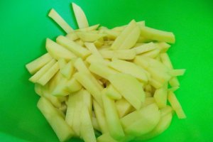 Ceafa de porc la gratar, cu cartofi pai si muraturi