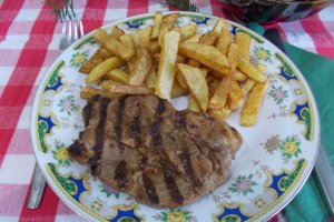 Ceafa de porc la gratar, cu cartofi pai si muraturi
