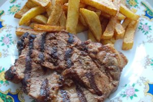 Ceafa de porc la gratar, cu cartofi pai si muraturi