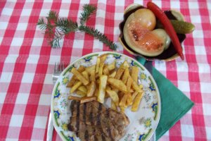 Ceafa de porc la gratar, cu cartofi pai si muraturi