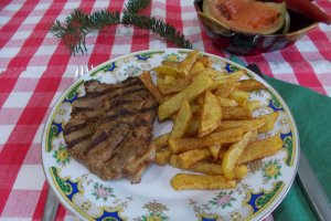 Ceafa de porc la gratar, cu cartofi pai si muraturi