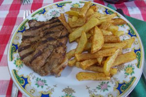 Ceafa de porc la gratar, cu cartofi pai si muraturi