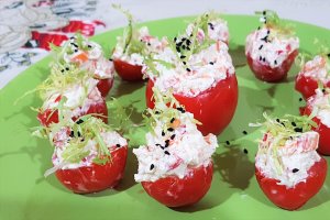 Aperitiv rosii umplute cu branzica