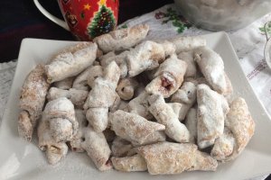 Desert cornulete cu branza si nuca