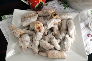 Desert cornulete cu branza si nuca