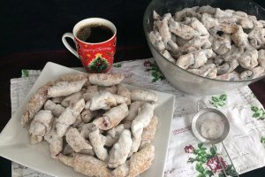 Desert cornulete cu branza si nuca