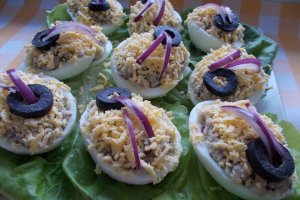 Aperitiv oua umplute cu file de hering