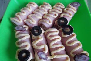 Aperitiv rulouri de jambon, umplute cu branza