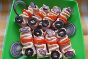 Aperitiv rulouri de jambon, umplute cu branza