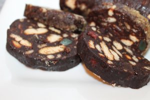 Desert salam de biscuiti cu cacao, nuca, rahat si stafide