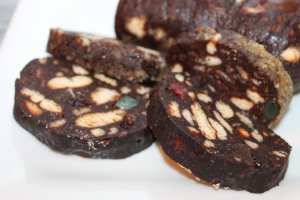 Desert salam de biscuiti cu cacao, nuca, rahat si stafide