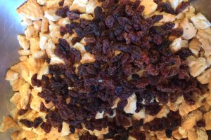 Desert salam de biscuiti cu cacao, nuca, rahat si stafide