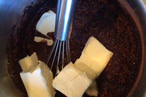 Desert salam de biscuiti cu cacao, nuca, rahat si stafide