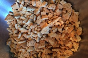 Desert salam de biscuiti cu cacao, nuca, rahat si stafide