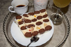 Desert tort cu crema de fructe si piscoturi cu cacao