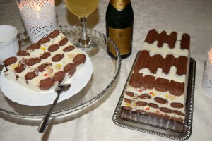 Desert tort cu crema de fructe si piscoturi cu cacao