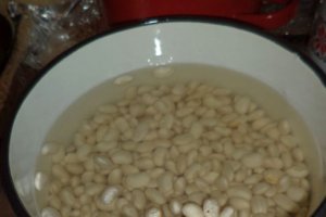 Fasole fandosita cu muraturi pane