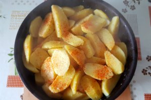 Friptura de pui cu cartofi si sos de usturoi