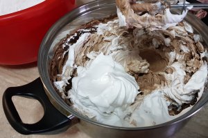 Tort cu crema de ciocolata, nuca si aroma de portocale