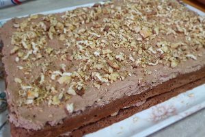 Tort cu crema de ciocolata, nuca si aroma de portocale
