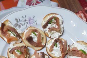 Aperitiv cu somon si branza topita