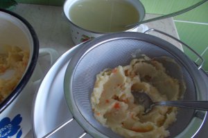 Supa crema de cartofi, cu smantana, unt si afumaturi