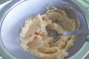Supa crema de cartofi, cu smantana, unt si afumaturi