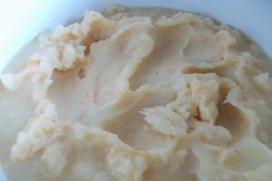 Supa crema de cartofi, cu smantana, unt si afumaturi