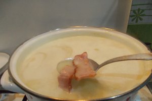 Supa crema de cartofi, cu smantana, unt si afumaturi