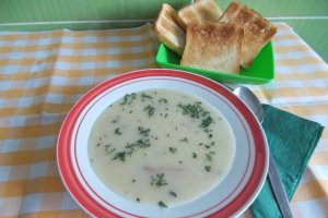 Supa crema de cartofi, cu smantana, unt si afumaturi