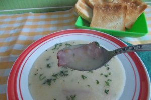 Supa crema de cartofi, cu smantana, unt si afumaturi