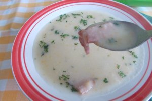 Supa crema de cartofi, cu smantana, unt si afumaturi