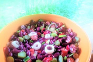 Salata de fasole rosie cu cabanos