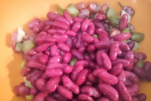 Salata de fasole rosie cu cabanos