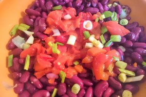 Salata de fasole rosie cu cabanos