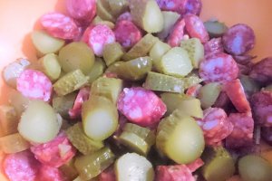 Salata de fasole rosie cu cabanos