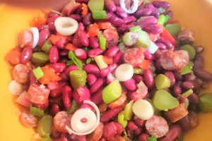 Salata de fasole rosie cu cabanos