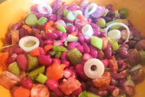 Salata de fasole rosie cu cabanos