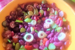 Salata de fasole rosie cu cabanos