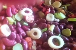 Salata de fasole rosie cu cabanos