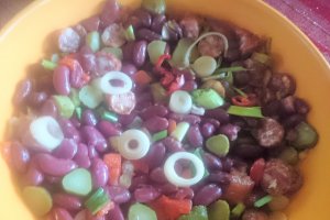Salata de fasole rosie cu cabanos